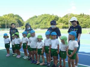 緊張した様子で自己紹介をする子どもたち